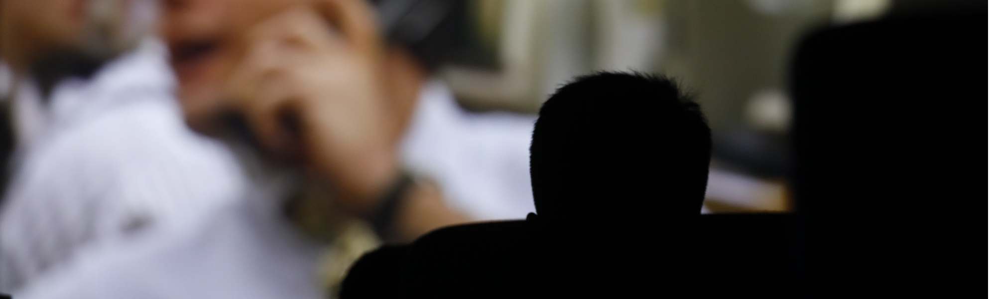 Silueta de espectador mirando imagen en pantalla de cine